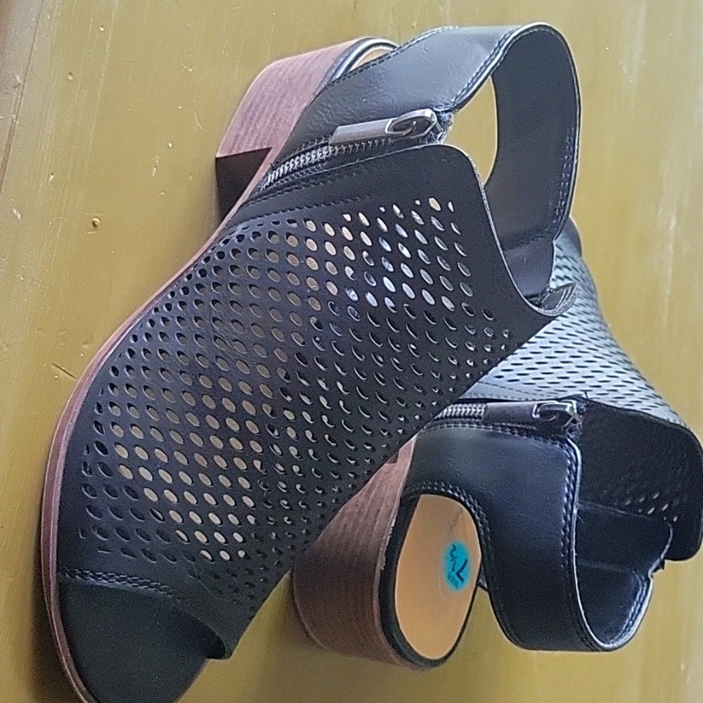 Super cute sandals 71/2